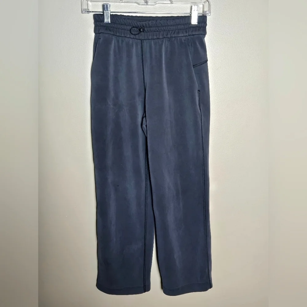 Lululemon Women's Softstreme High Rise Straight Leg Cropped Pant, Size 2‎